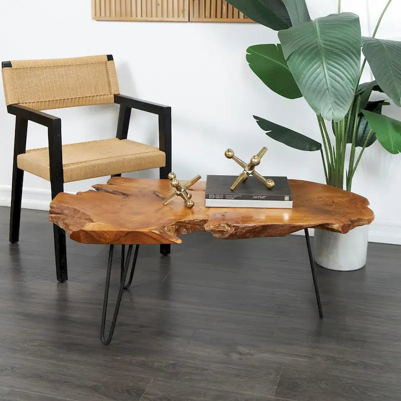Table basse en teck massif à bord brut, faite à la main, avec des pieds en épingle en métal noir